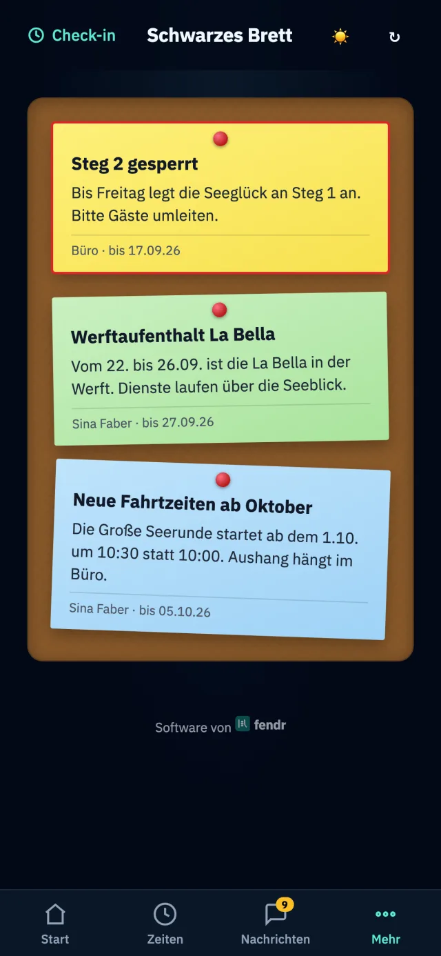 Schwarzes Brett am Handy: drei Zettel auf einer Korkwand, „Steg 2 gesperrt“ rot umrandet, „Werftaufenthalt La Bella“ und „Neue Fahrtzeiten ab Oktober“, jeweils mit Verfasser und Ablaufdatum